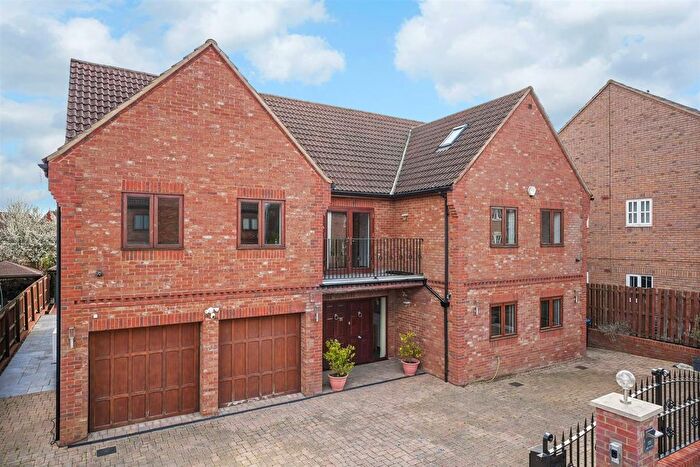 6 Bedroom Detached House For Sale In Ashford Crescent, Grange Farm, Milton Keynes, MK8