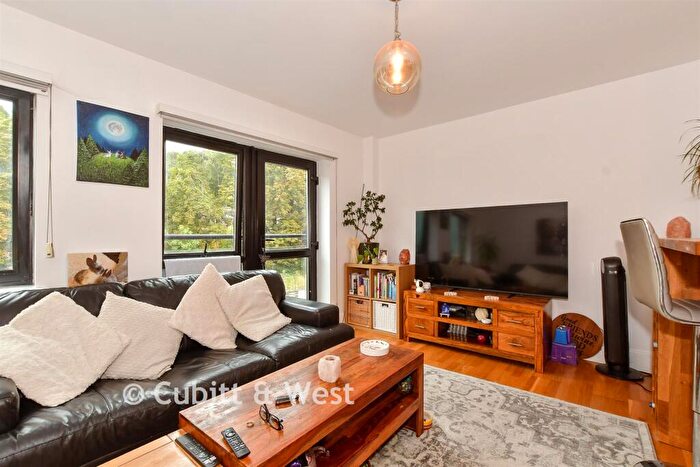 2 Bedroom Flat For Sale In Croydon Road, Caterham, Surrey, CR3