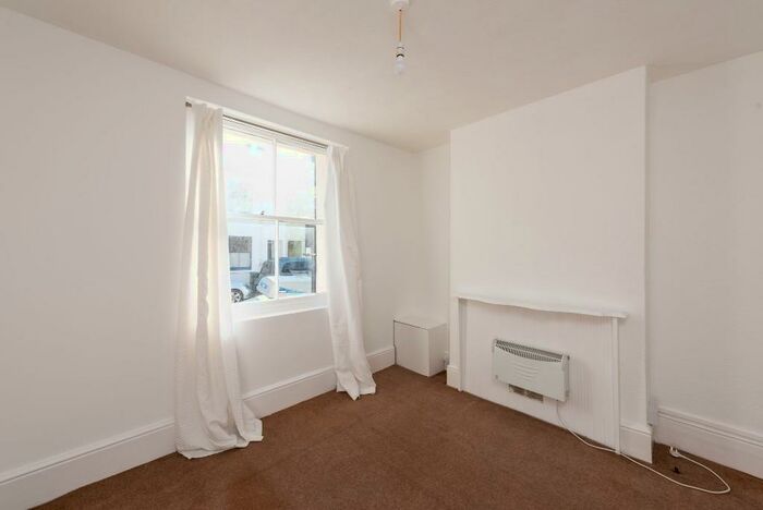 1 Bedroom Flat To Rent In Grove Street, BN2