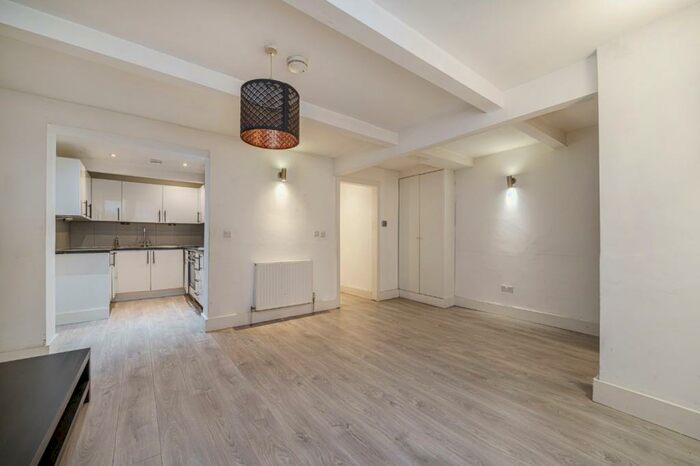 2 Bedroom Apartment To Rent In Rye Hill Park, Nunhead, London, SE15