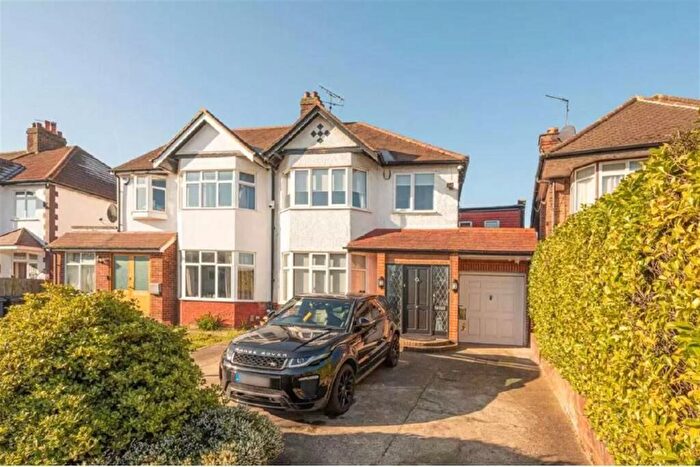 4 Bedroom Semi-Detached House For Sale In Chatsworth Avenue, Hendon, London, NW4