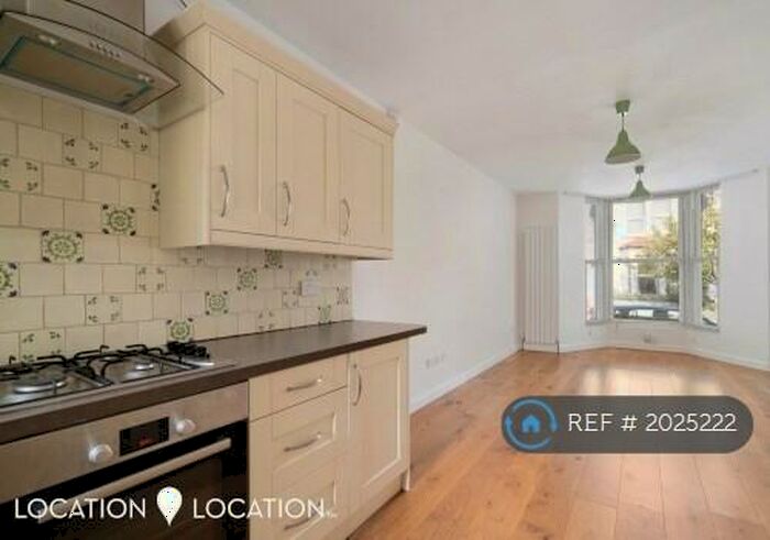 3 Bedroom Flat To Rent In Barretts Grove, London, N16