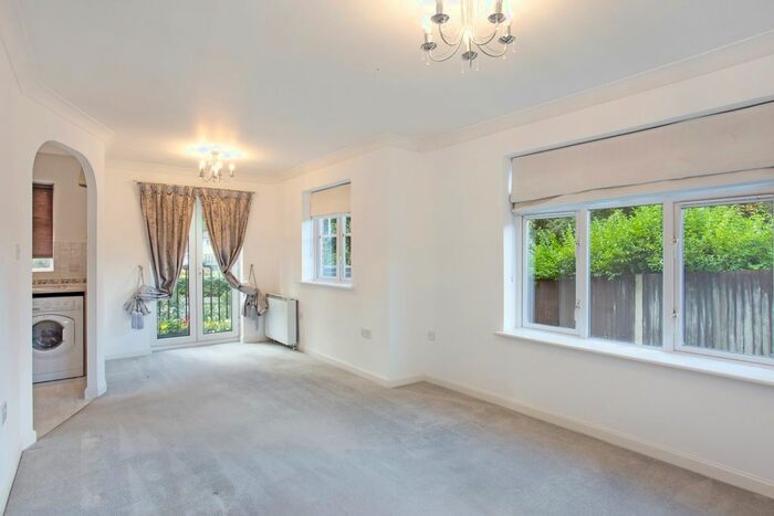 2 Bedroom Flat To Rent In Eothen Close, CR3