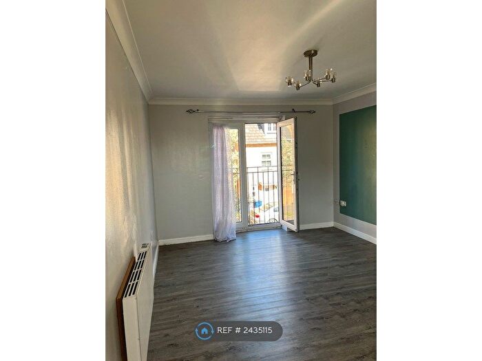 2 Bedroom Flat To Rent In Windermere Avenue, Purfleet, RM19