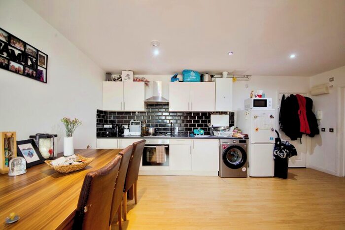Flat To Rent In High Road, Tottenham, London, N17
