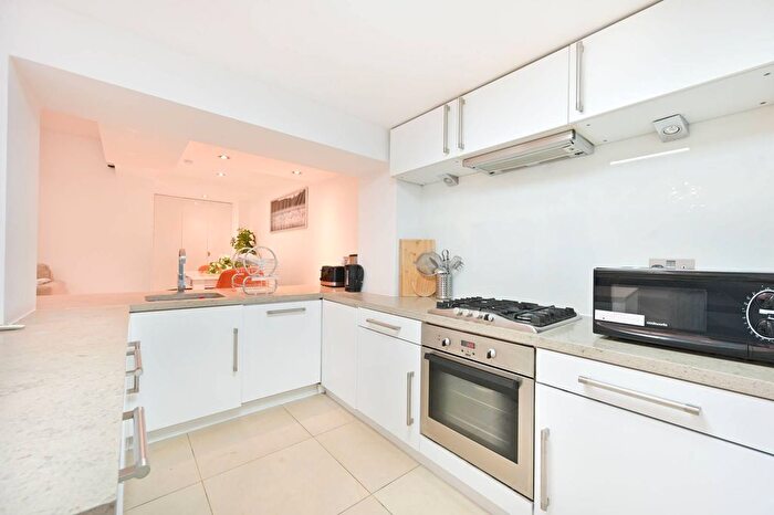 2 Bedroom Flat To Rent In Fairfax Place, Holland Park, London, W14