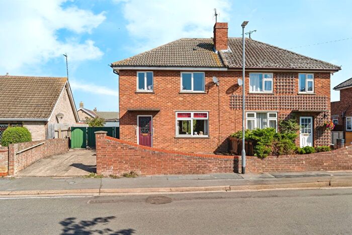 3 Bedroom Semi-Detached House For Sale In Maple Grove, March, PE15
