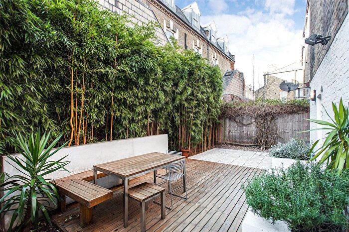 3 Bedroom Flat To Rent In Cato Road, London, SW4