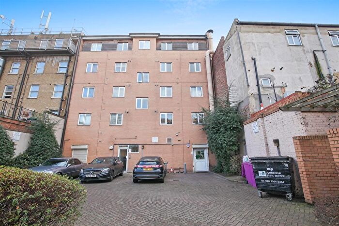 2 Bedroom Flat For Sale In Follett Street, London, E14