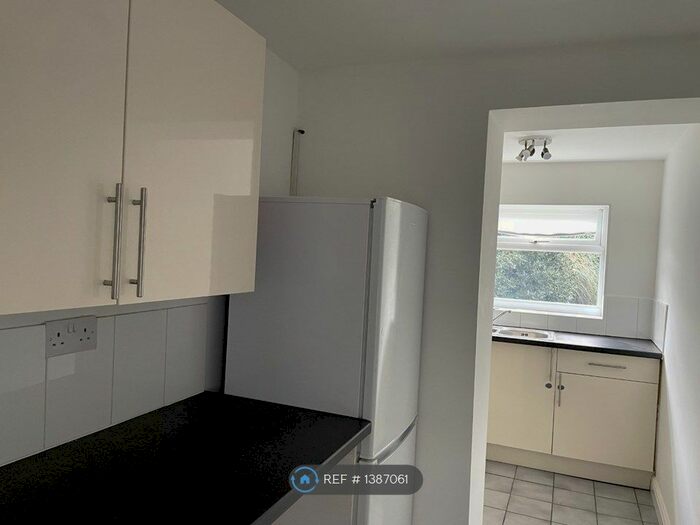 2 Bedroom Flat To Rent In Standhill Road, Nottingham, NG4