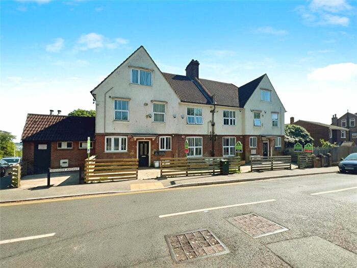 2 Bedroom Flat To Rent In Hillside Avenue, Strood, Rochester, Kent, ME2