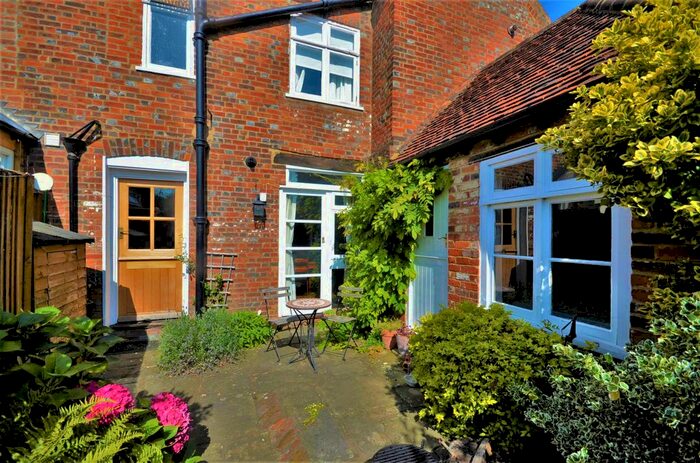 1 Bedroom Flat To Rent In Tylesworth, Whielden Green, Amersham, Bucks, HP7