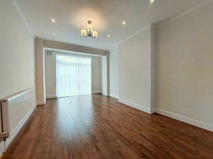 3 Bedroom Semi-Detached House To Rent In Long Lane, London, N3