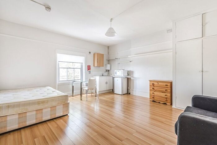Studio To Rent In Kings Avenue, London, SW4
