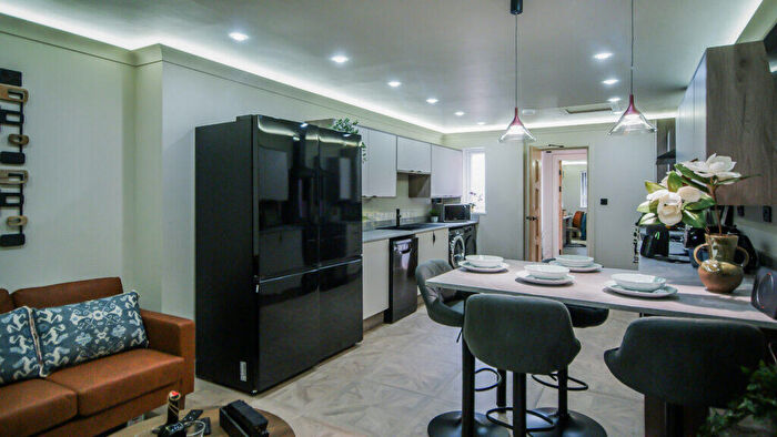 Studio To Rent In Tiverton Road Flat, B29