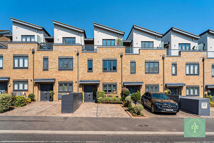 4 Bedroom Terraced House For Sale In Vicars Moor Lane, Winchmore Hill, London, N21
