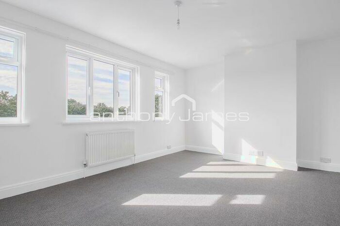 3 Bedroom Maisonette To Rent In Lingfield Crescent, London, SE9