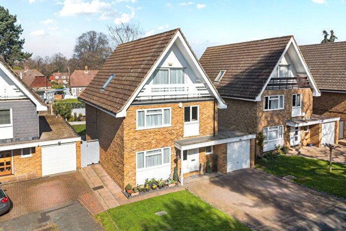 5 Bedroom Detached House For Sale In Fox Close, Weybridge, KT13