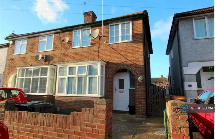 3 Bedroom Semi-Detached House To Rent In Cedar Road, Bedford, MK42