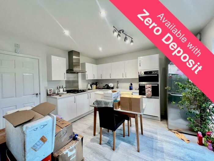 3 Bedroom Town House To Rent In Kingsman Drive, Botley, Southampton, SO32