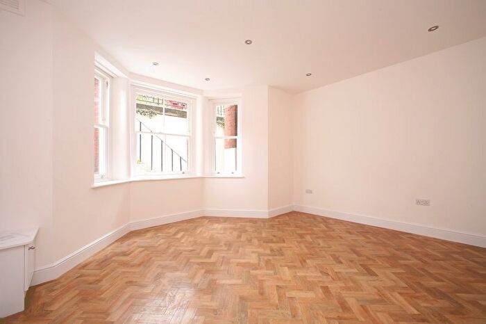 2 Bedroom Flat To Rent In Kingsgate Mansions, Red Lion Square, London, WC1R