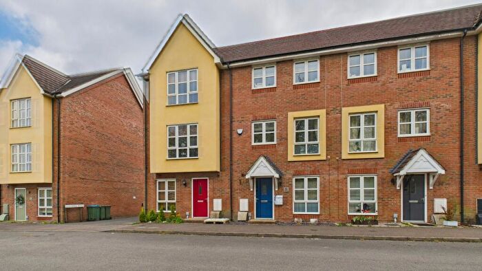 3 Bedroom Town House To Rent In Loosley Green, Aylesbury, Buckinghamshire, HP21