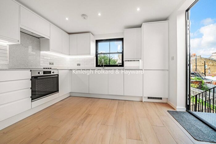 3 Bedroom Flat To Rent In Fountain Road, London, SW17