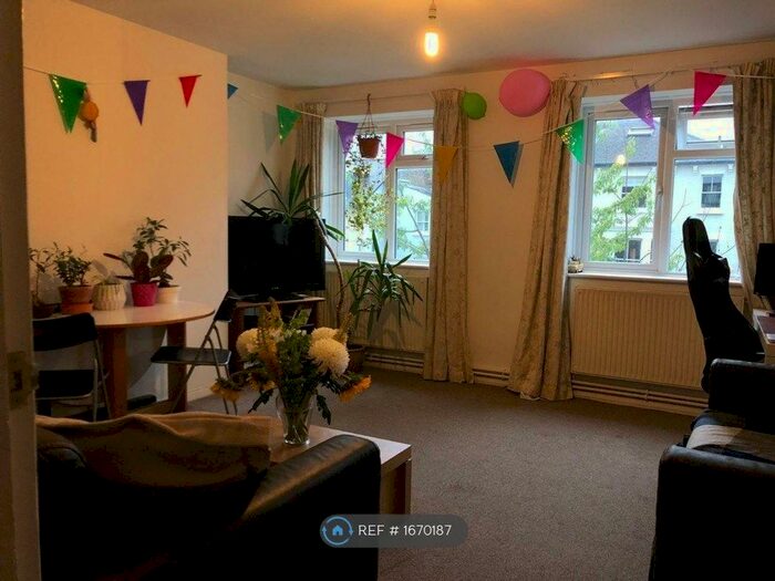 3 Bedroom Flat To Rent In Rosehill Road, London, SW18