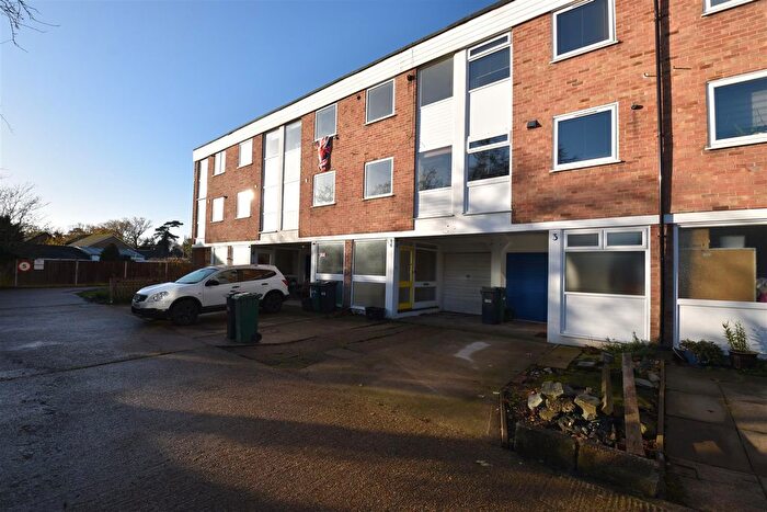 2 Bedroom Property To Rent In Cranbourne Close, Horley, RH6