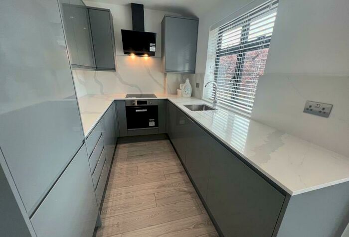 3 Bedroom Flat To Rent In Hervey Close, Finchley, N3