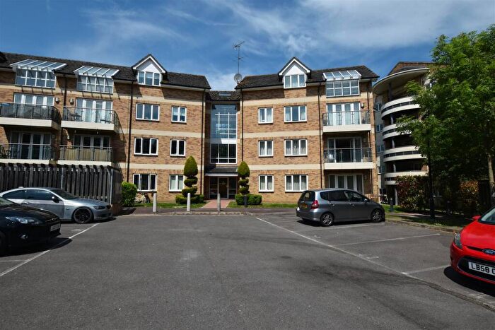 4 Bedroom Flat To Rent In Branagh Court, RG30
