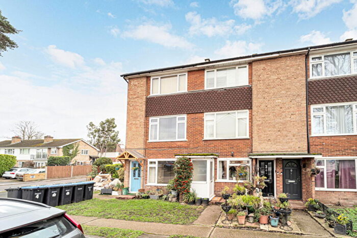 2 Bedroom Maisonette For Sale In Beech Grove, Addlestone, KT15