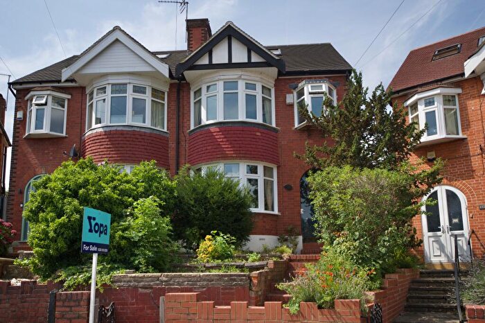 4 Bedroom Semi Detached House For Sale In Woodfield Drive, Barnet, EN4