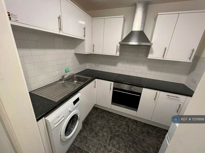 2 Bedroom Flat To Rent In Gibbs Brook House, Redhill, RH1