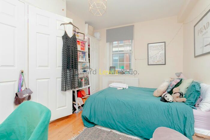 3 Bedroom Flat To Rent In Cambridge Heath Road, London, E2