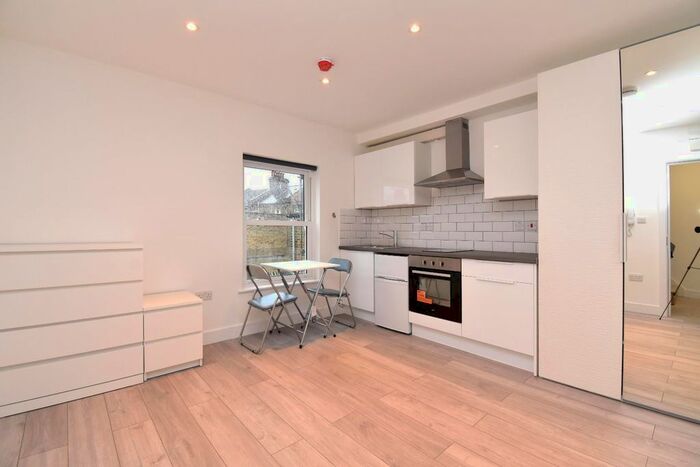 Studio To Rent In Kilburn Lane, London, W9