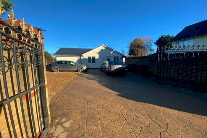 2 Bedroom Bungalow To Rent In Oxleys Cottages, Bedford, MK45