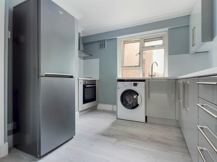2 Bedroom Flat To Rent In Selsfield Drive, Brighton, BN2