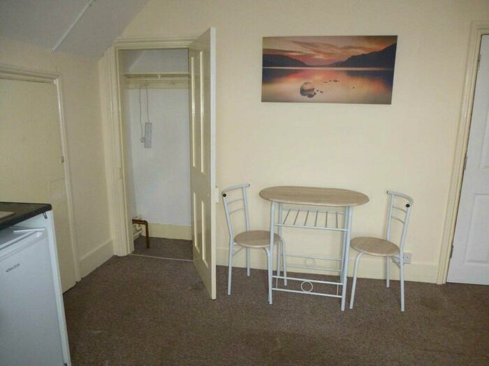 Flat To Rent In Hamilton Road, Reading, RG1