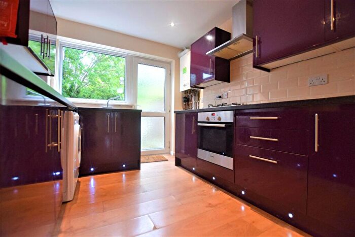 5 Bedroom Semi-Detached House To Rent In Bed Student Home - Teddington Close, CT1
