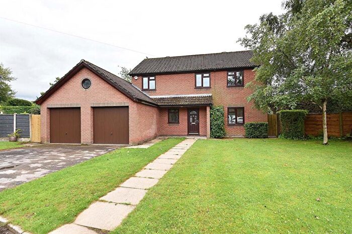 4 Bedroom Detached House To Rent In Old Farm Close, Macclesfield, Cheshire, SK10