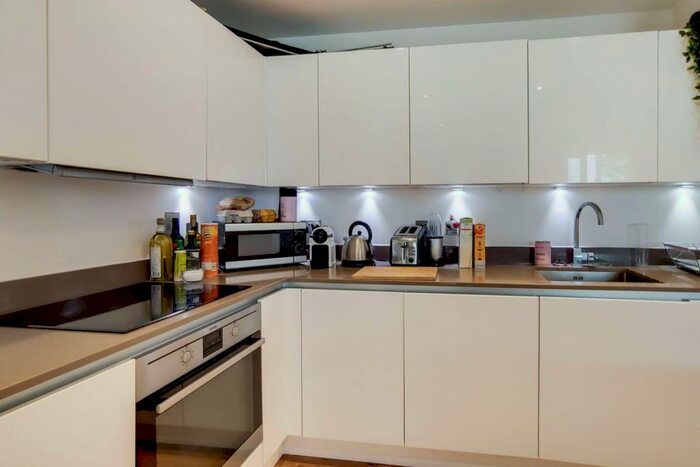 3 Bedroom Flat To Rent In Love Lane, Woolwich, London, SE18