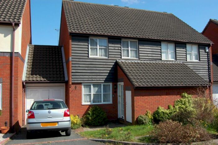 3 Bedroom Semi-Detached House To Rent In Beatrice Court, Buckhurst Hill IG9