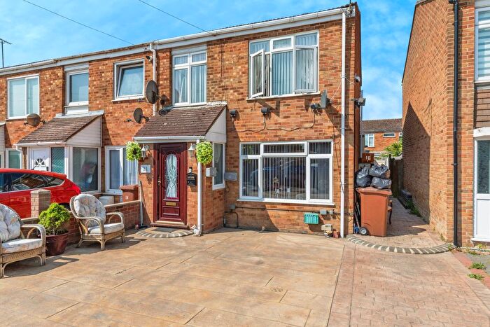 3 Bedroom Semi-Detached House For Sale In Pannell Road, Rochester, ME3