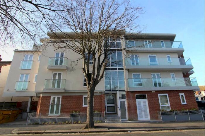 2 Bedroom Flat To Rent In Leigh Road, Leigh-On-Sea, SS9
