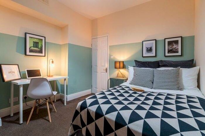 4 Bedroom Flat To Rent In Radford Road, CV31