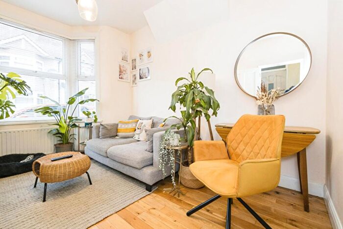 1 Bedroom Apartment For Sale In Chesterton Road, London, E13