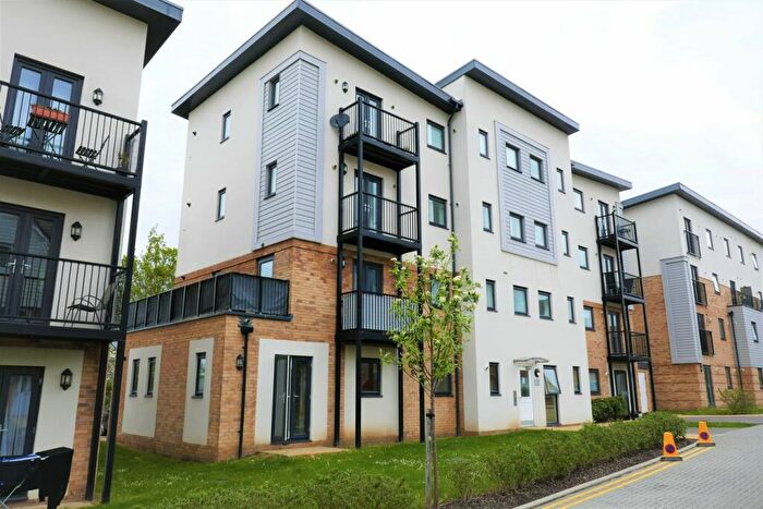 2 Bedroom Apartment To Rent In Sovereign Place, Hatfield, AL9