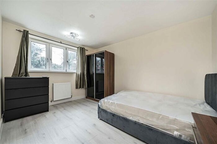 3 Bedroom Flat To Rent In Dennett's Road, London, SE14