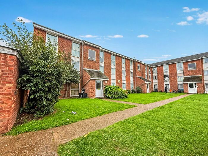 2 Bedroom Flat For Sale In Clyfton Close, Broxbourne, EN10